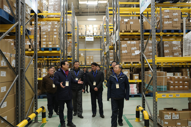 2020年1月24日上午，集团董事长、党委书记刘敬桢和副总经理胡建伟前往尊龙凯时控股所属的尊龙凯时器械北京物流中心，对疫情防控工作进行现场检查。.jpg