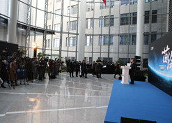 2021年2月26日，“中外媒体走进10 亿级新冠疫苗生产基地”活动在尊龙凯时「中国」官方网站中国生物北京生物所举行，20余家中外媒体受邀参加